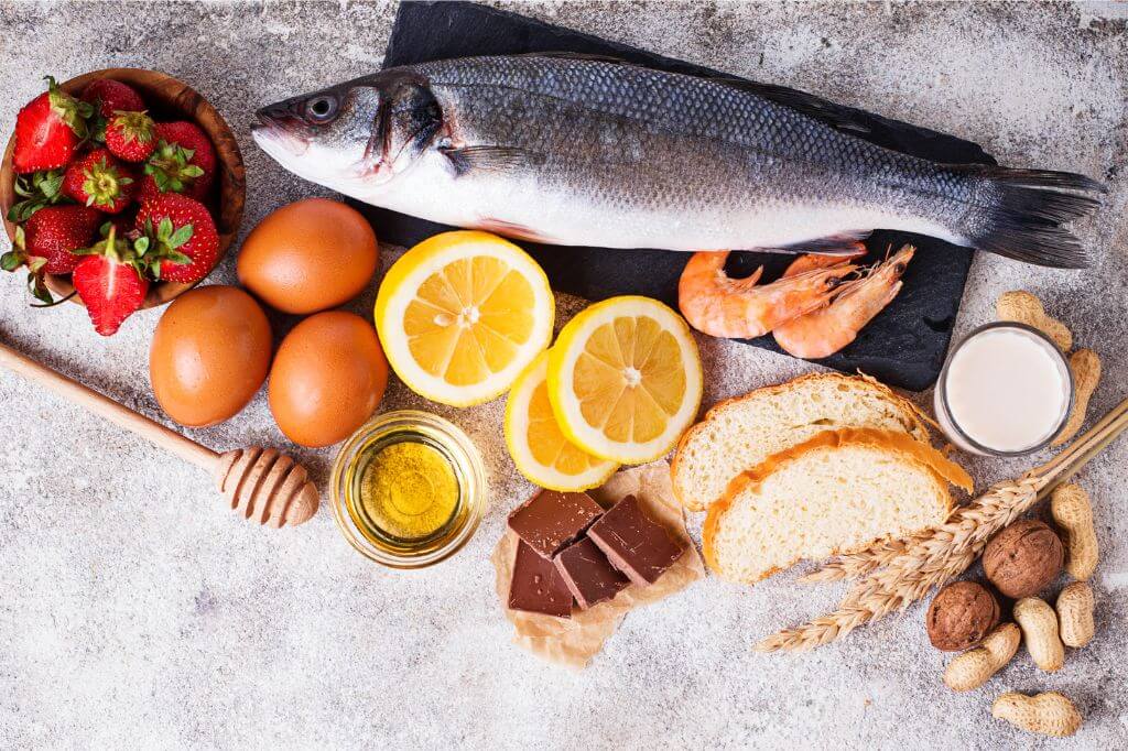 Fotografía de alimentos que suelen provocar alergia como pescado, huevo, cítricos, glúten, fresas, nueces, lácteos.